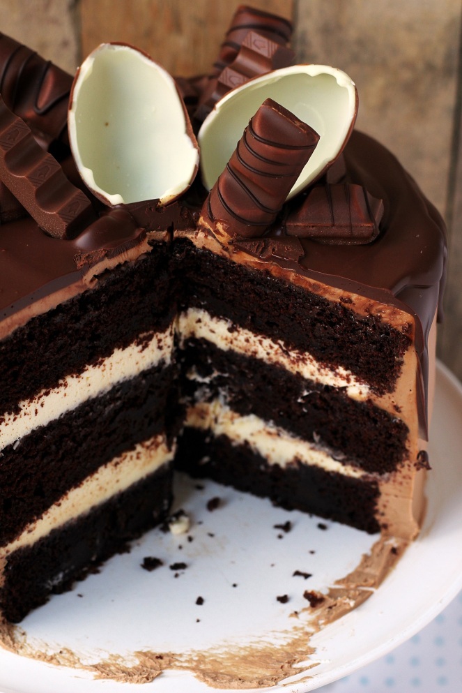 tort potrójnie czekoladowy z czekoladkami kinder